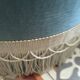 Pouf en velours bleu avec  franges