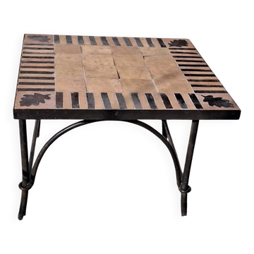 Coffee table in wrought iron and natural stone.