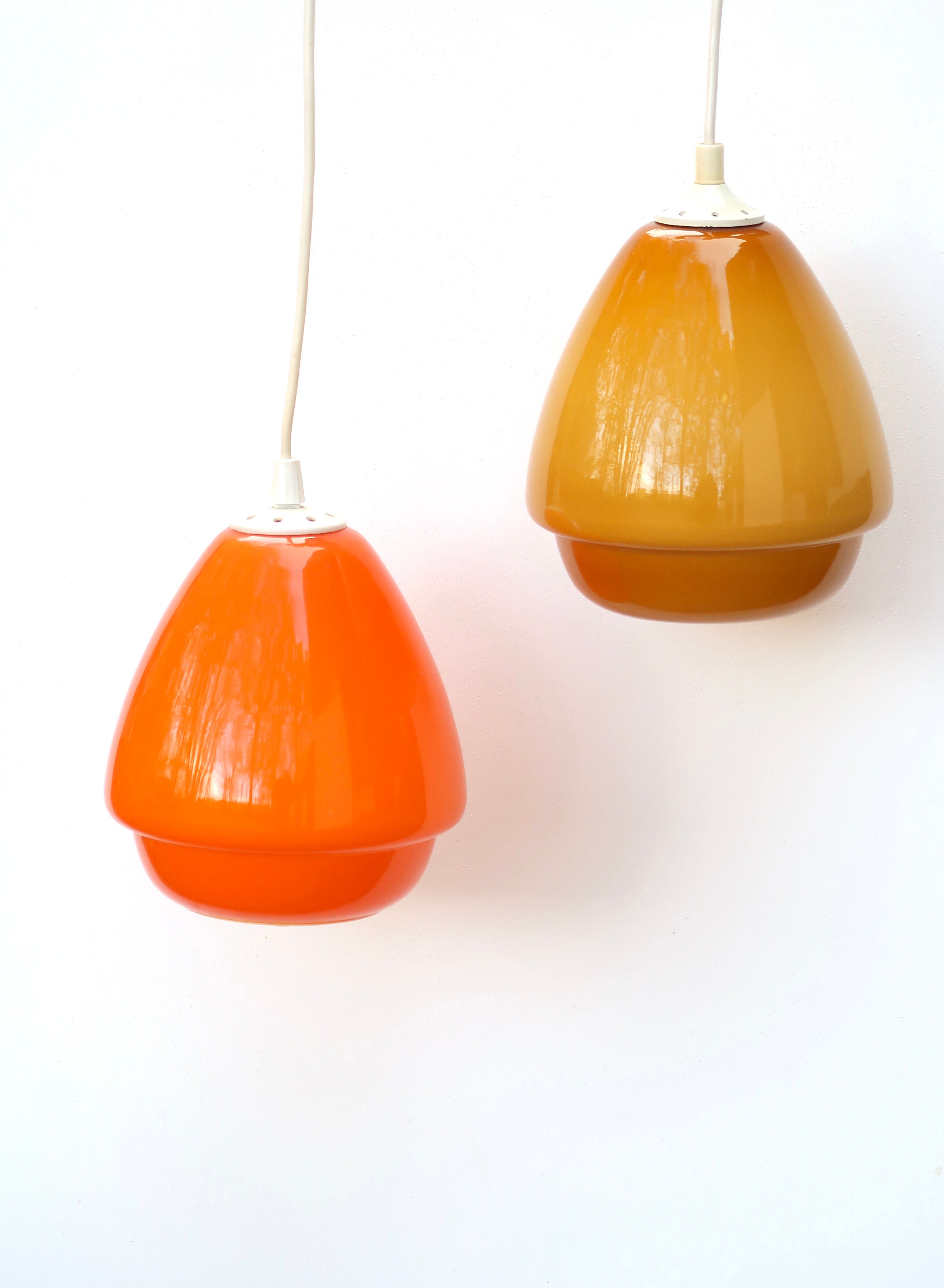 Suspension opaline jaune moutarde, années 70