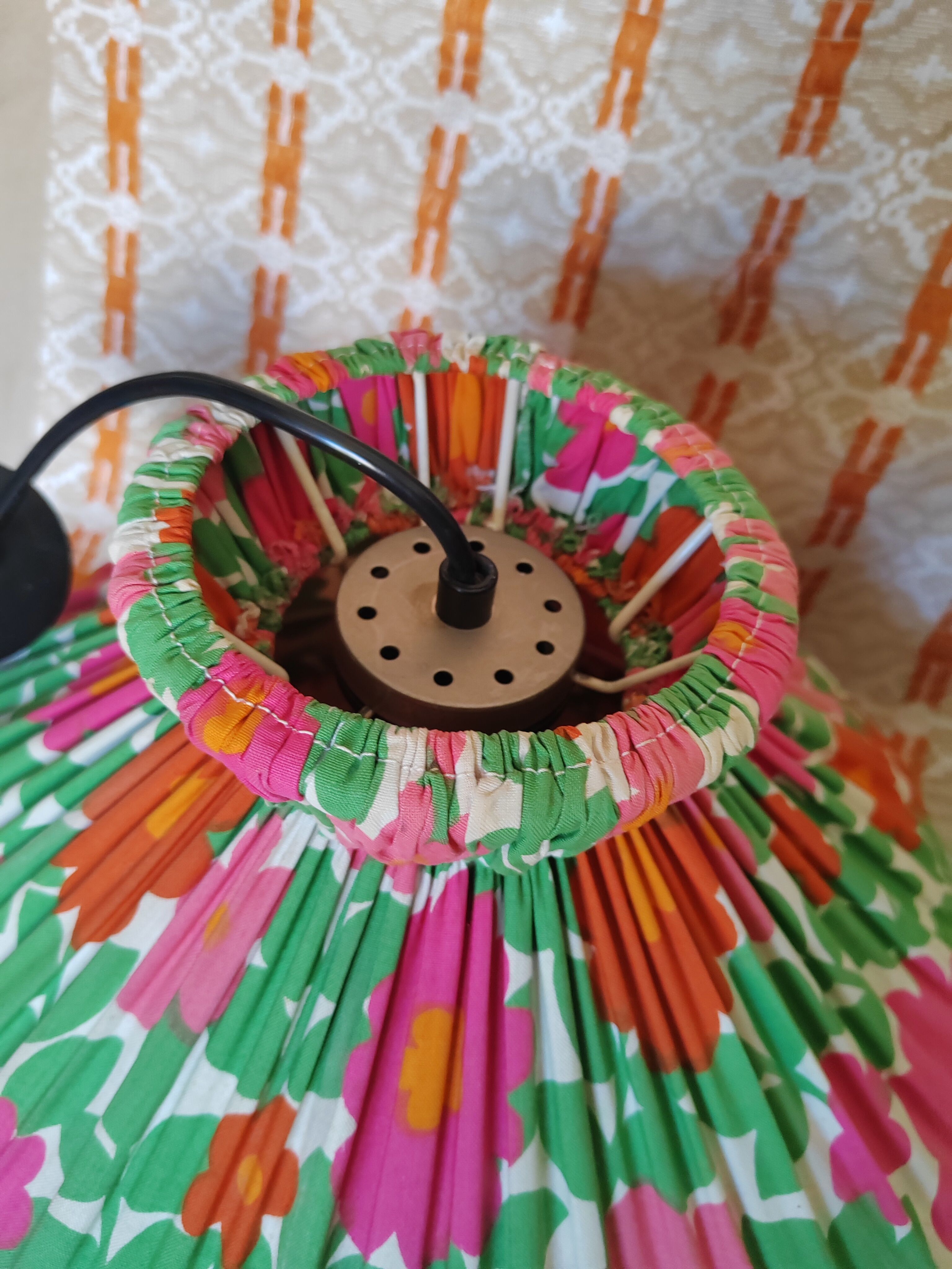 Suspension "kitch" in floral fabric