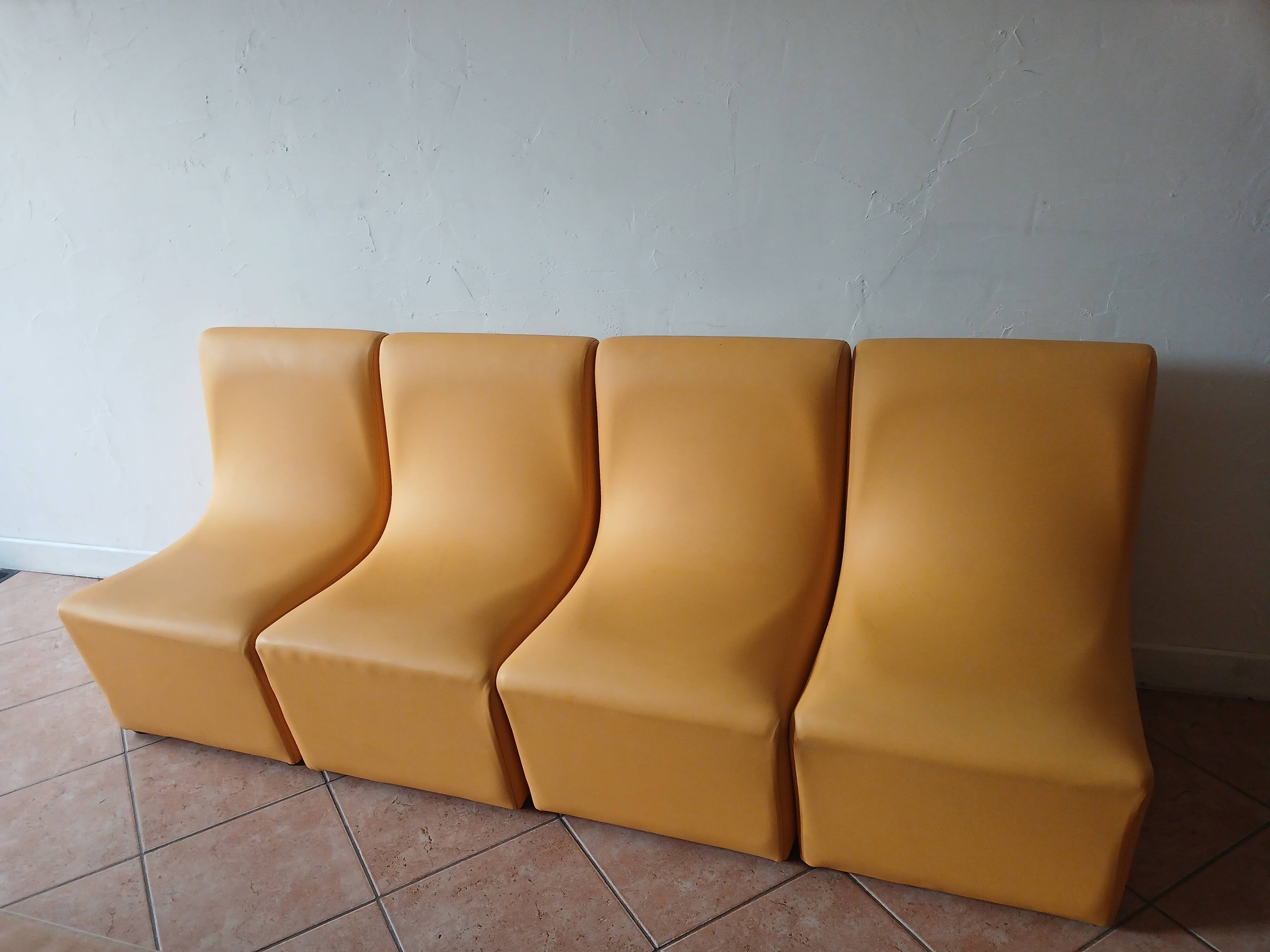 Lot de 4 chauffeuses années 70/80 vintage en similli cuir  jaune moutarde
