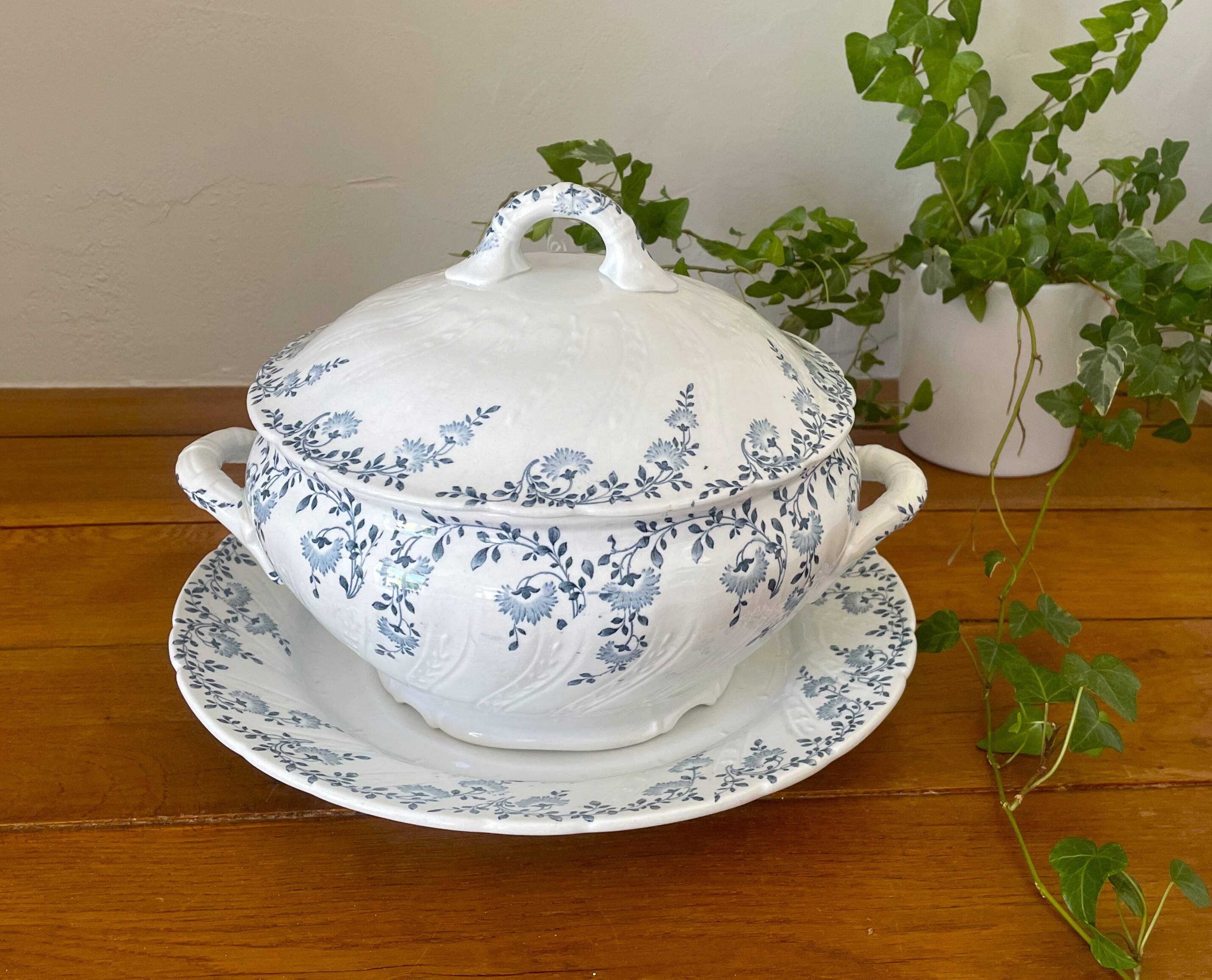 Large antique soup tureen in Lunéville earthenware.