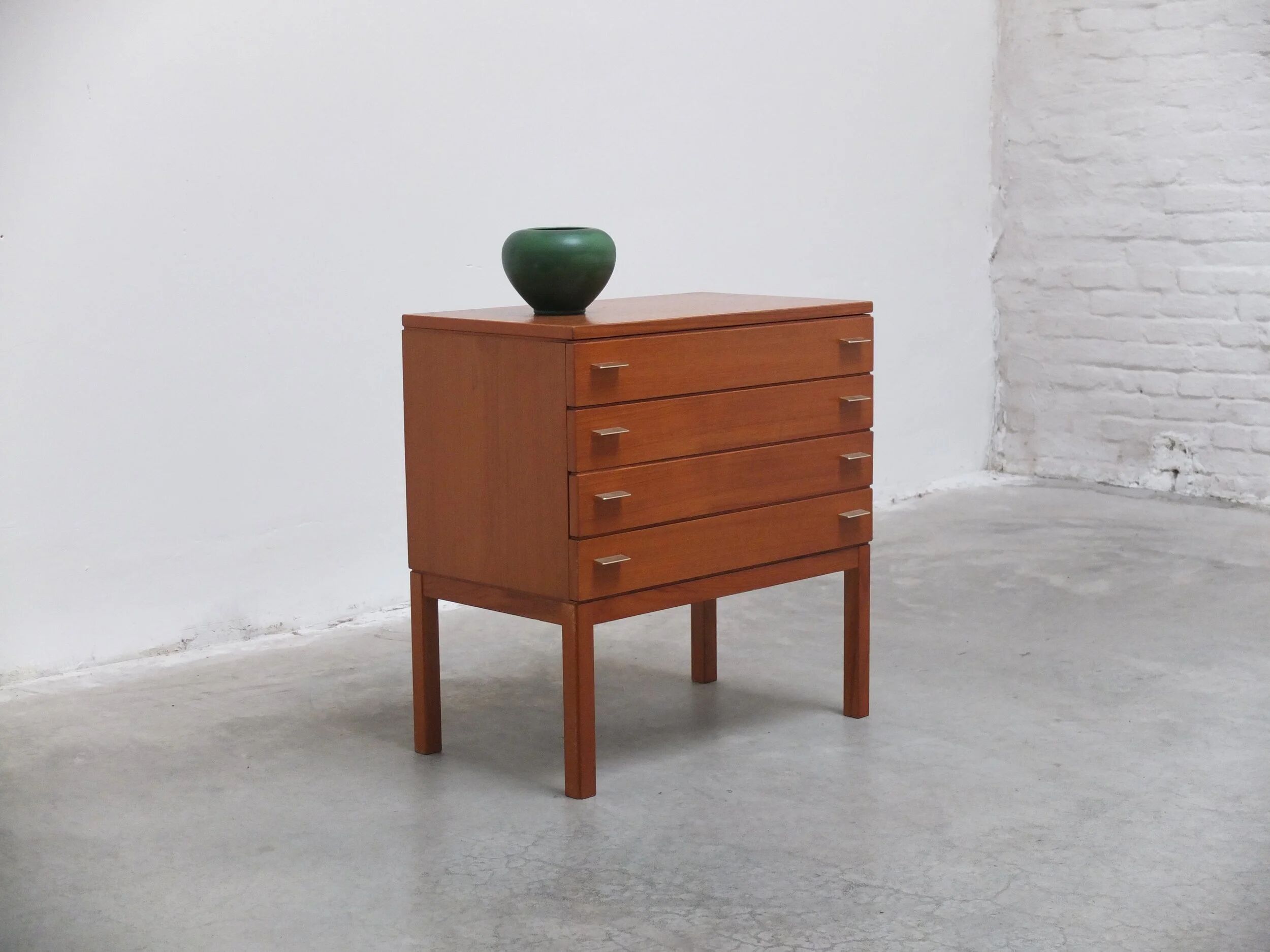 Commode suédoise en teck avec poignées en métal, années 1970