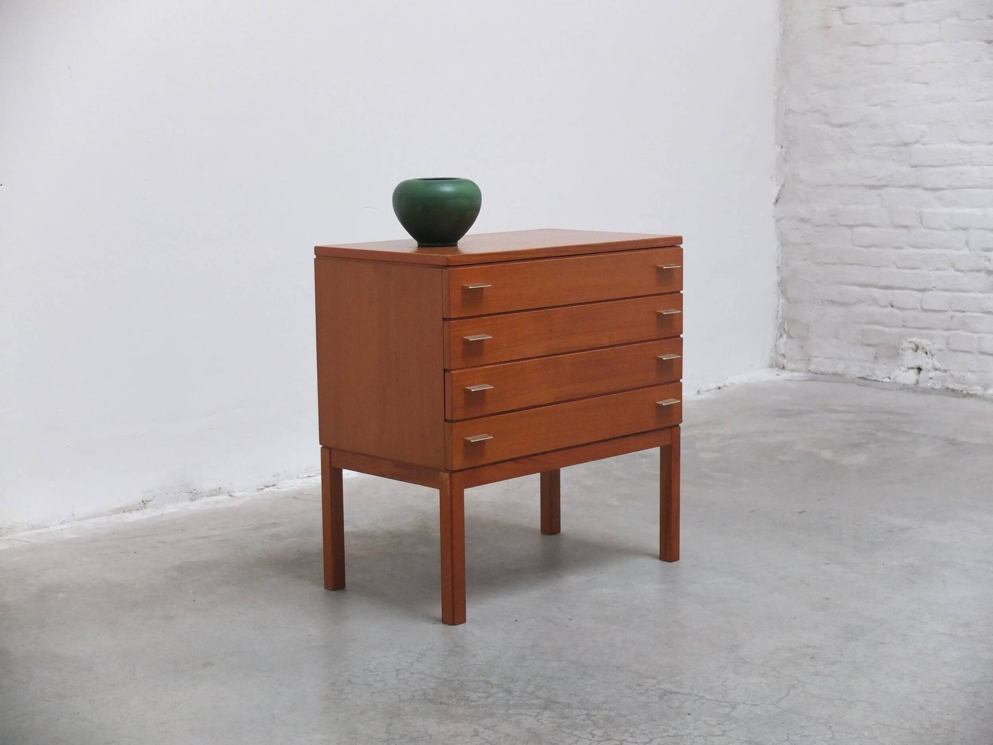 Commode suédoise en teck avec poignées en métal, années 1970