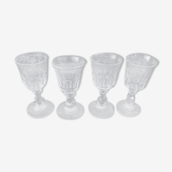 Ensemble de 4 petits verres à pieds anciens