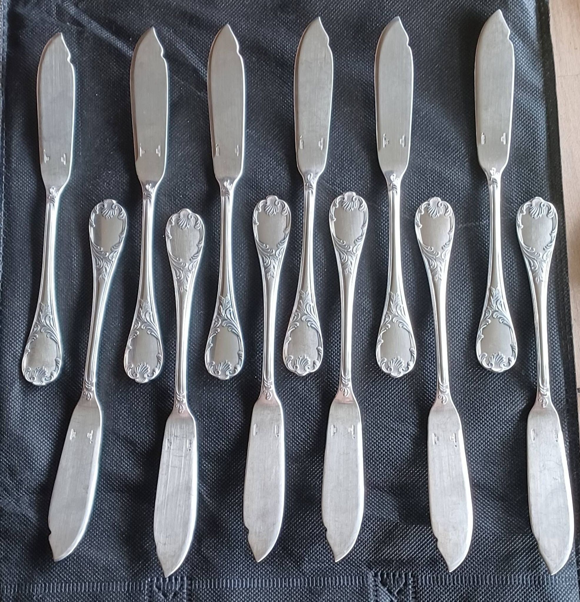 12 silver-plated fish knives by the silversmith Christofle, Marly model, 20 cm.
