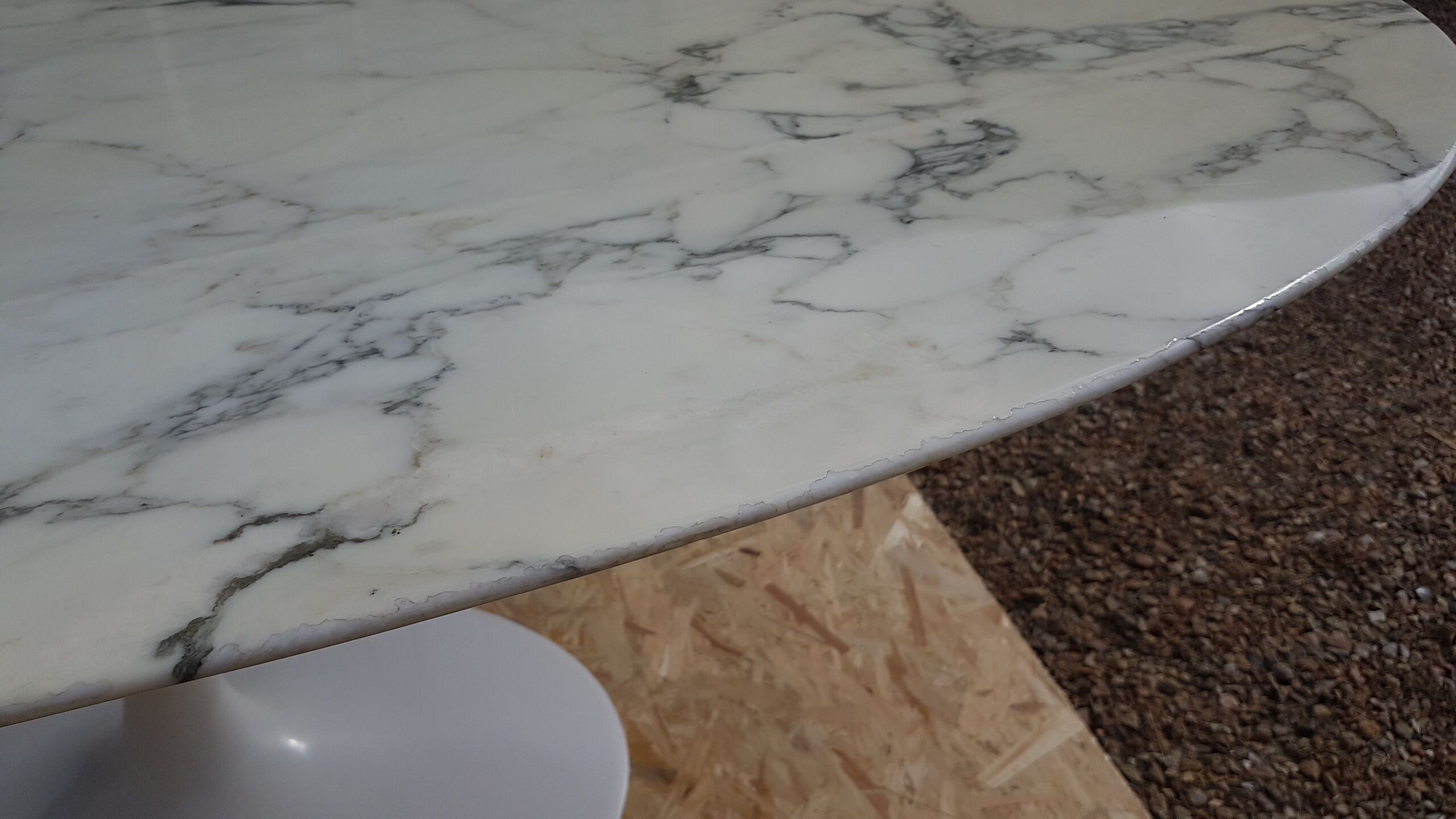 Oval table by Eero Saarinen Edite by Knoll