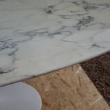 Table ovale de Eero Saarinen edite par Knoll