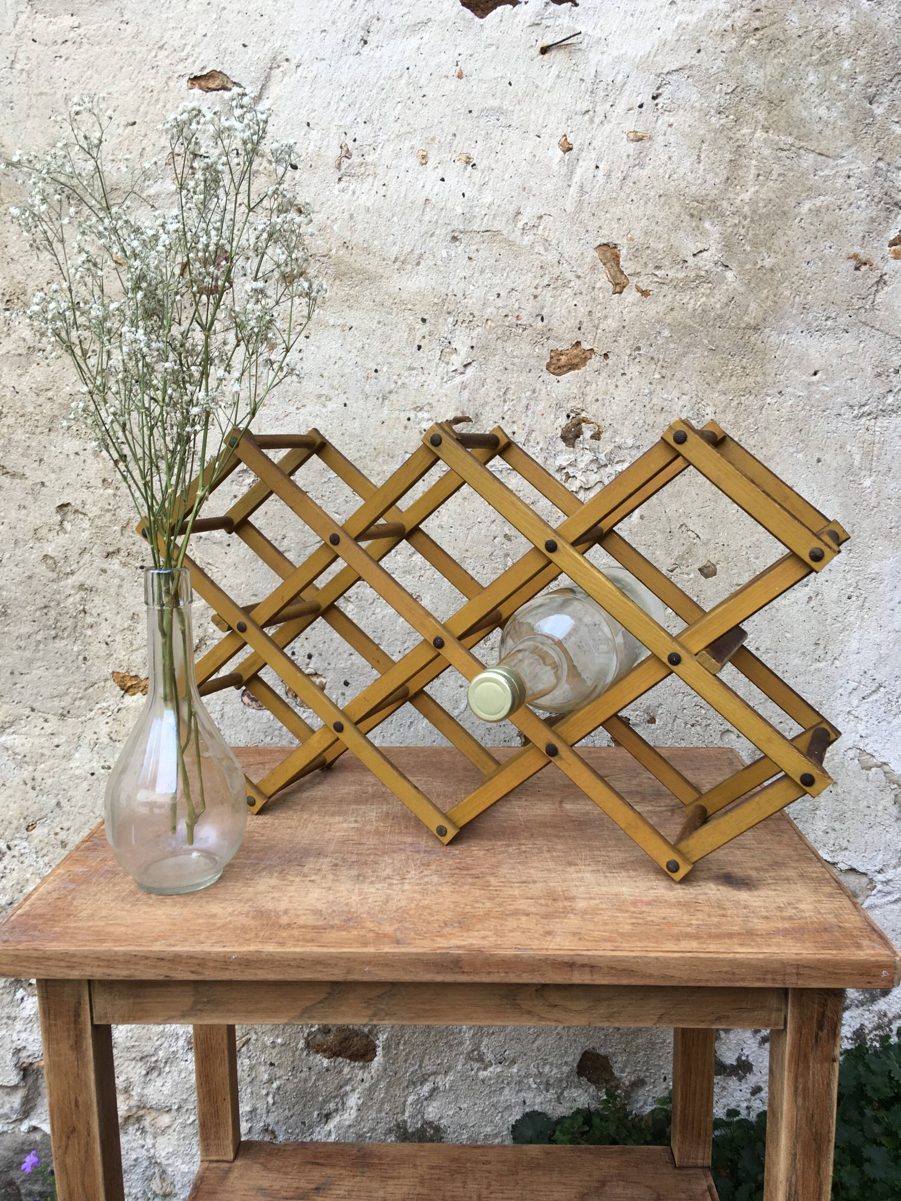 Foldable wooden bottle holder