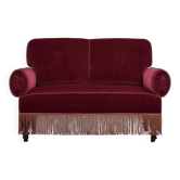 Canapé danois 2 places des années 1950, en velours rouge cerise avec accoudoirs rabattables.