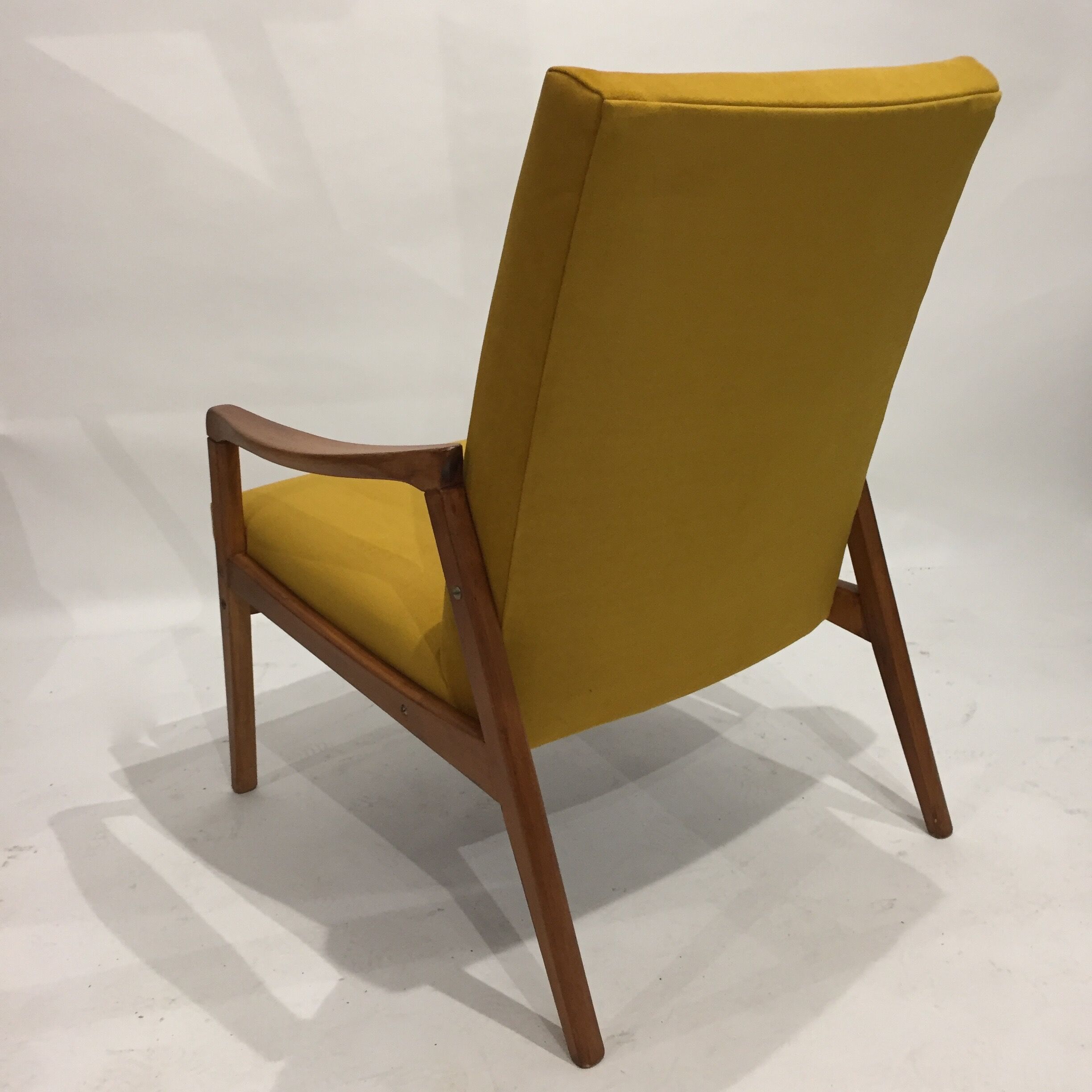 Fauteuil des années 60 retapissé velours moutarde
