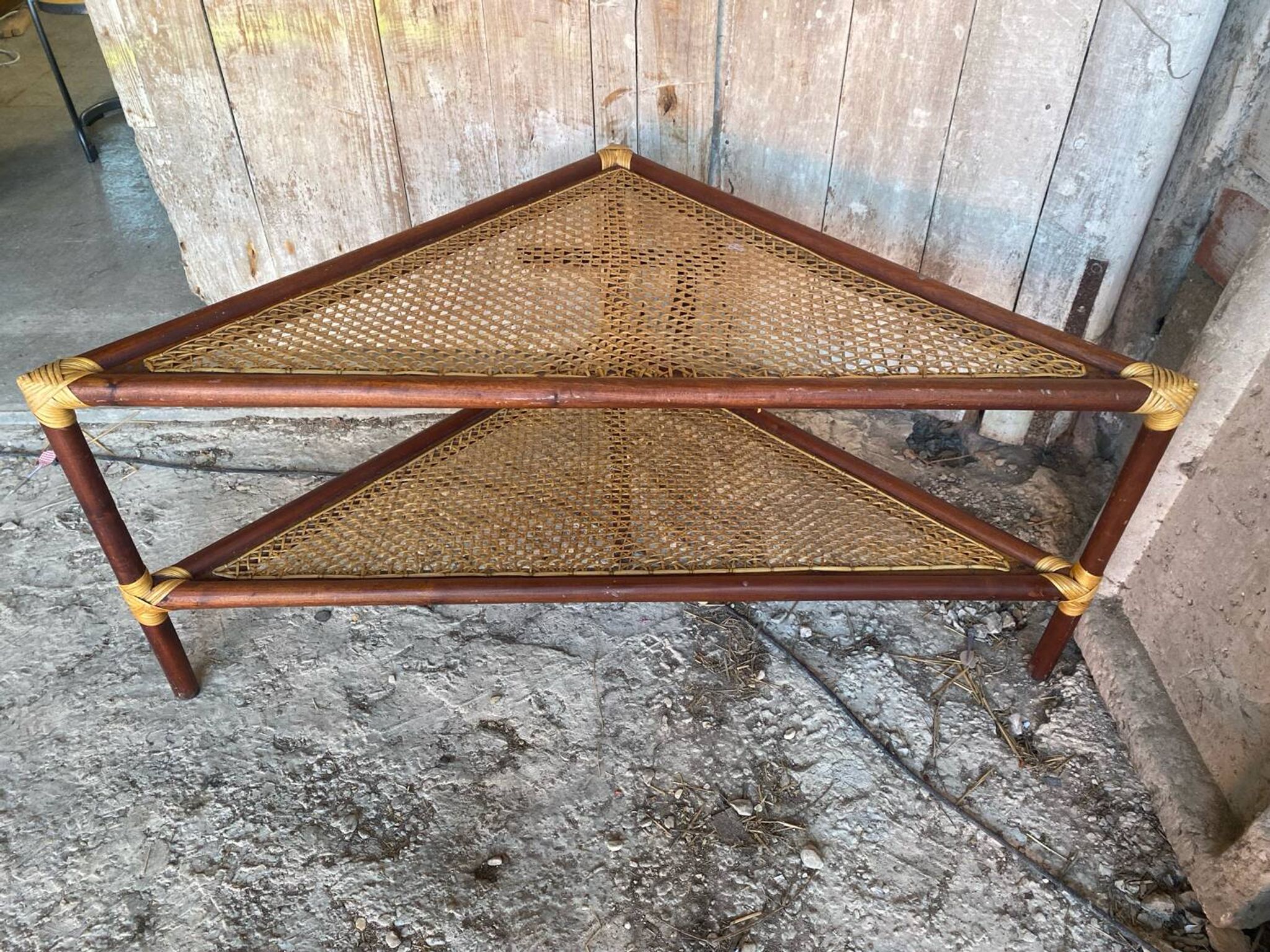 Table Basse Triangulaire Bambou Rotin + Plateaux Cannées Modèle Unique