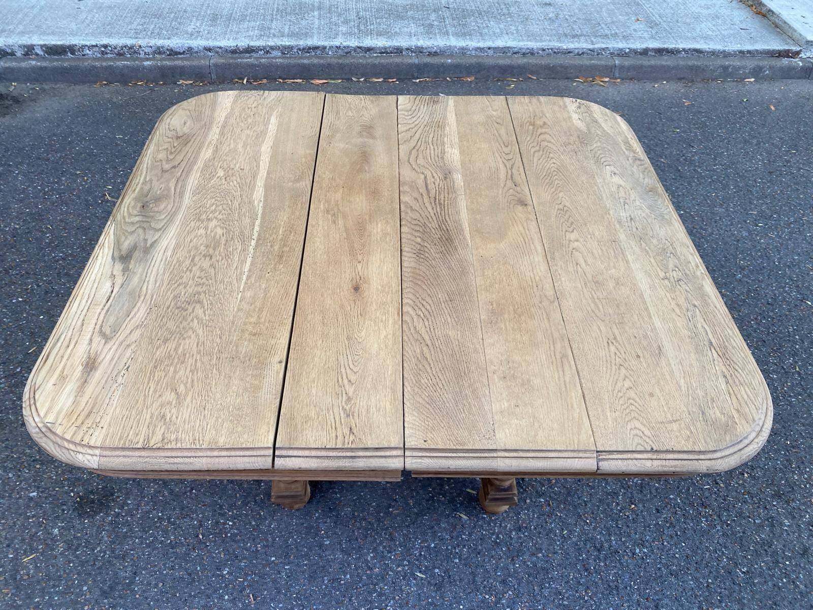 Henri II dining table stripped in solid oak from the 19th century.