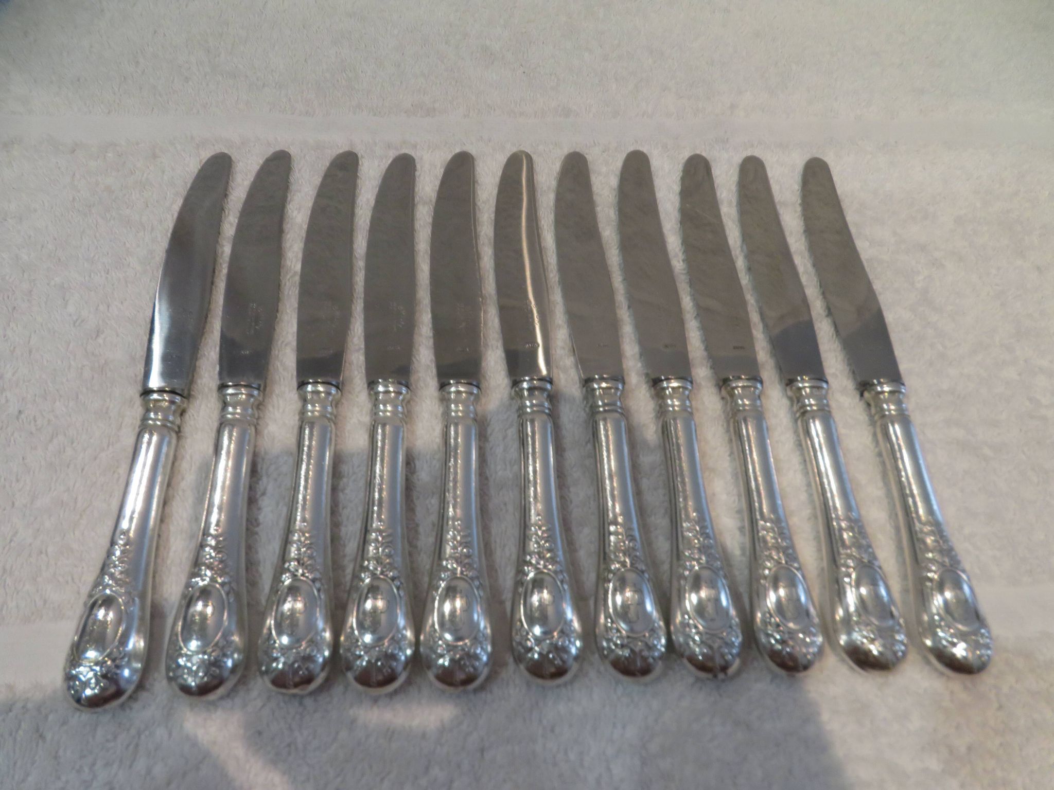 11 silver-plated dessert knives, Ercuis goldsmith, Roses model, Louis XVI style
