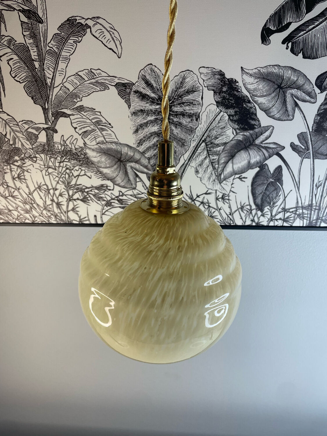 Suspension with antique globe