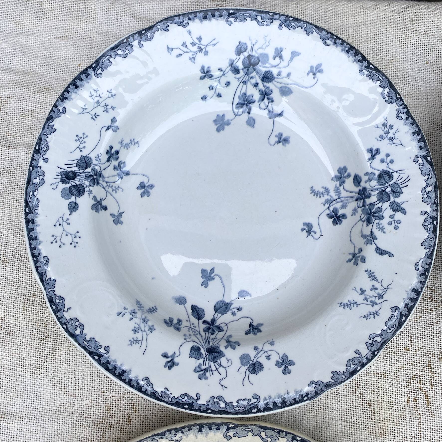 Assiettes creuses en terre de fer Emile Bourgeois Paris