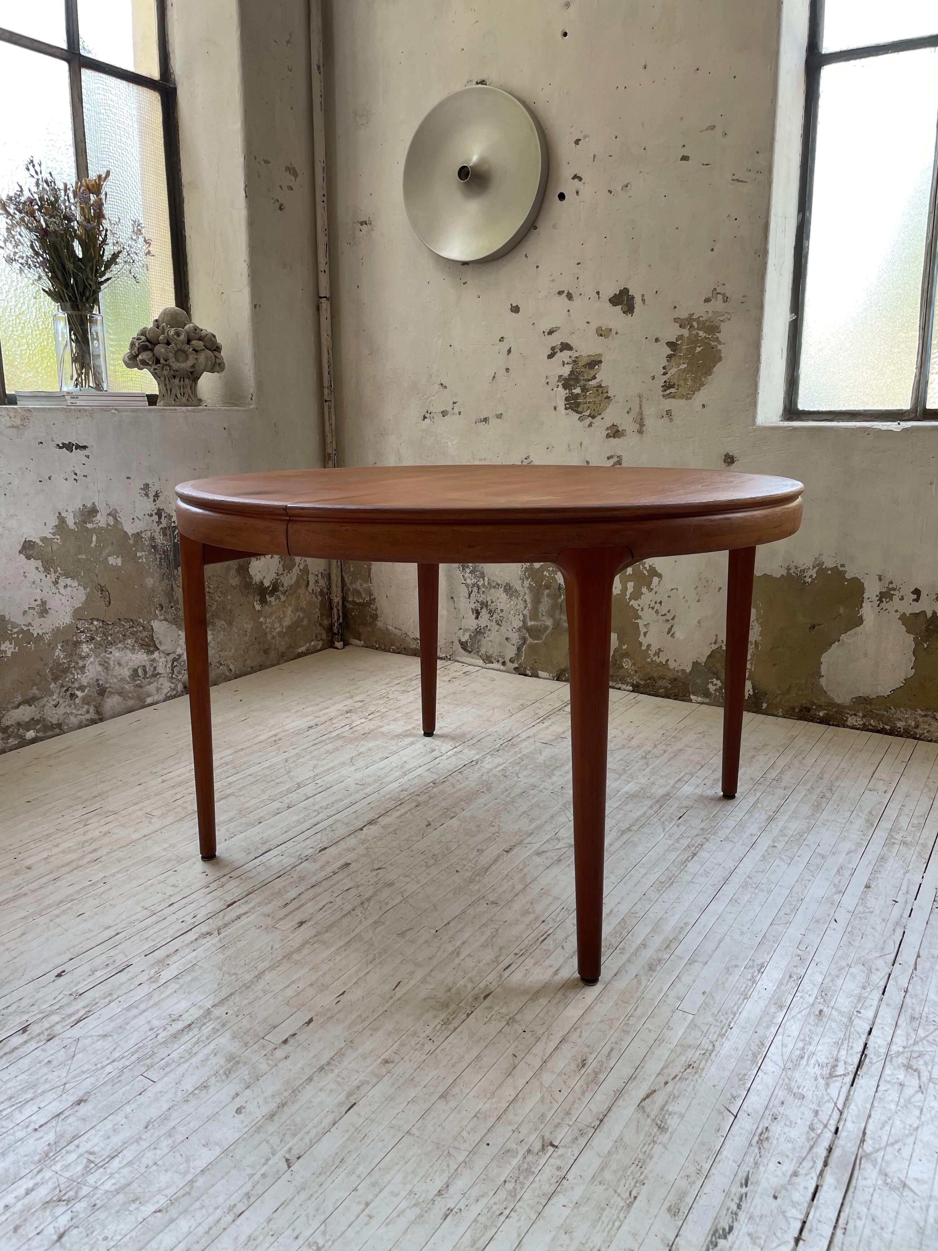 Round table 120-230 cm scandinavian samcom arne hovmand olsen