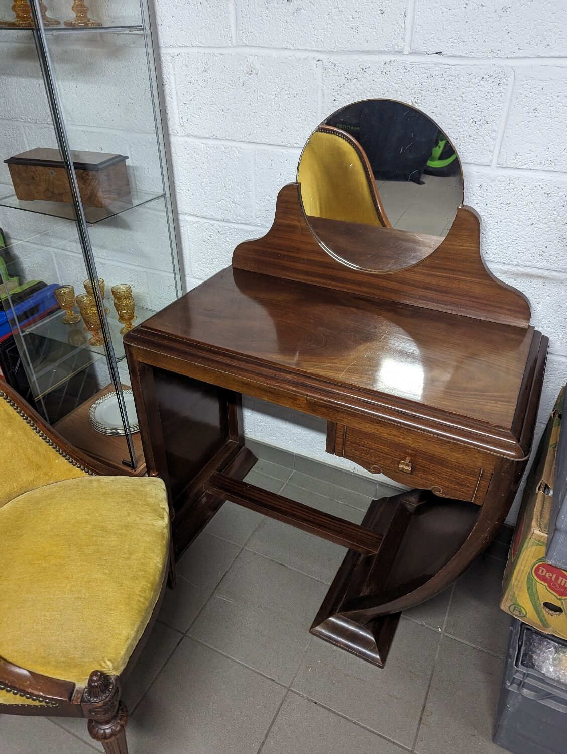 Hairdresser art deco liner
