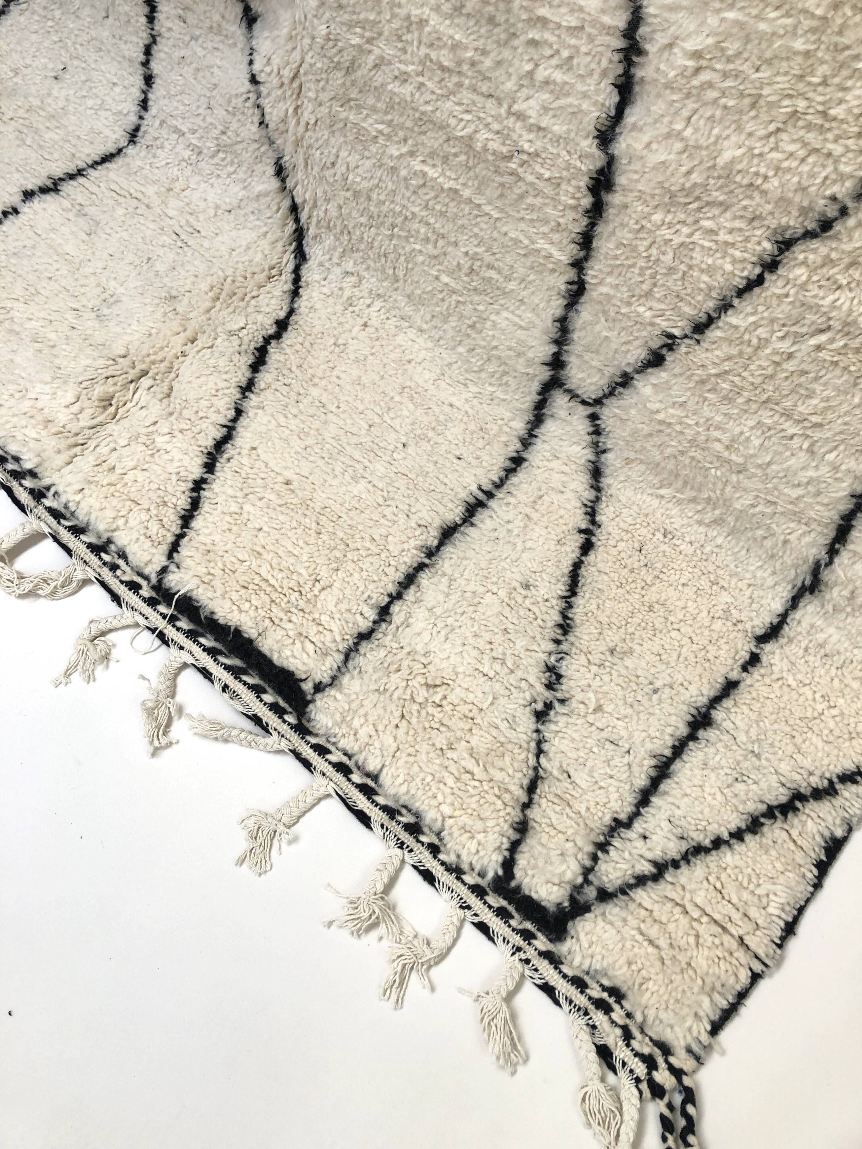 Moroccan Berber carpet Beni Ouarain with black graphic patterns 3,09x1.99m