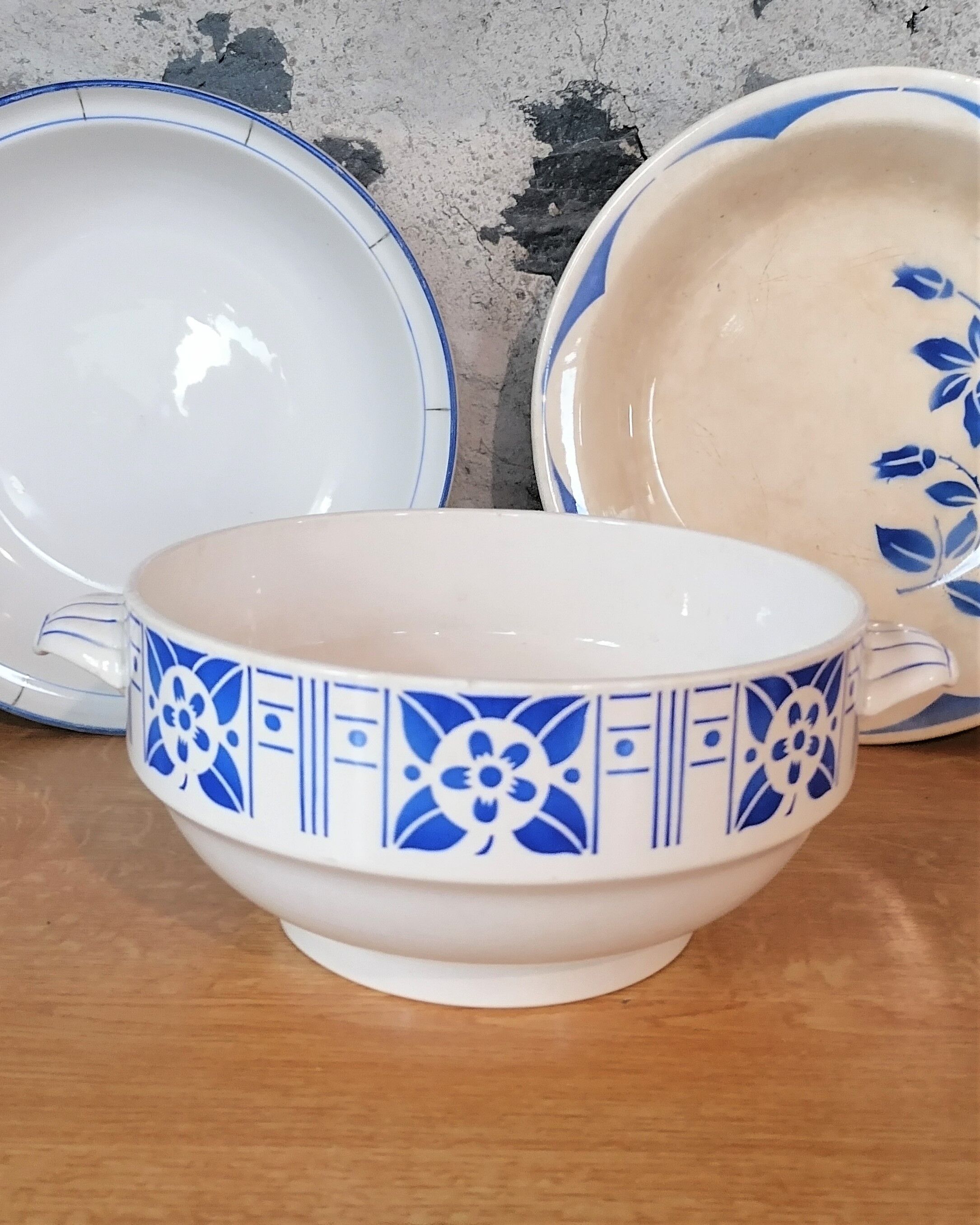 Salad bowl decorated stylized flowers "Saint Aubin" Digoin Sarreguemines