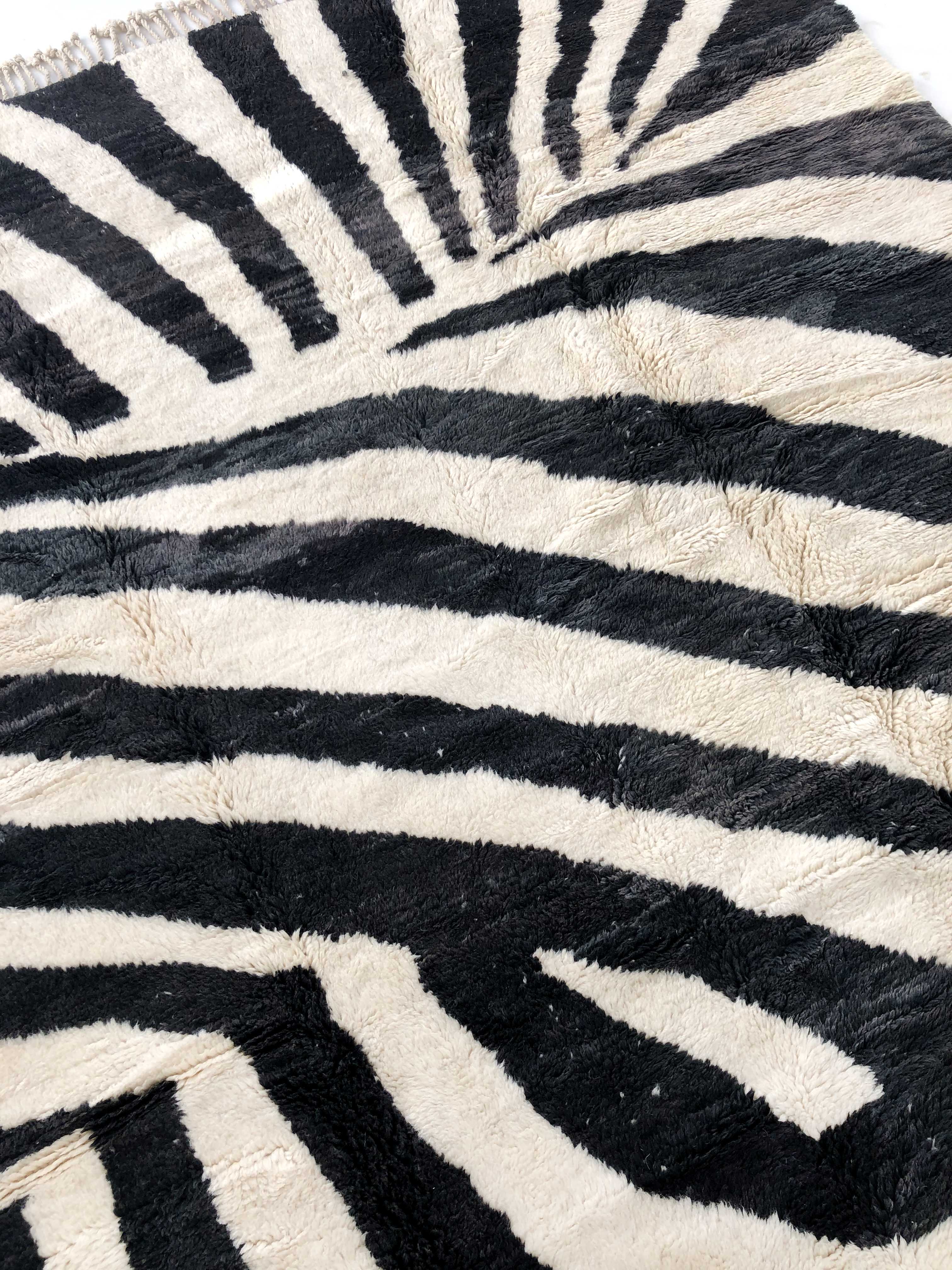 Moroccan berber carpet m'rirt ecru and black 3,43x2,39m