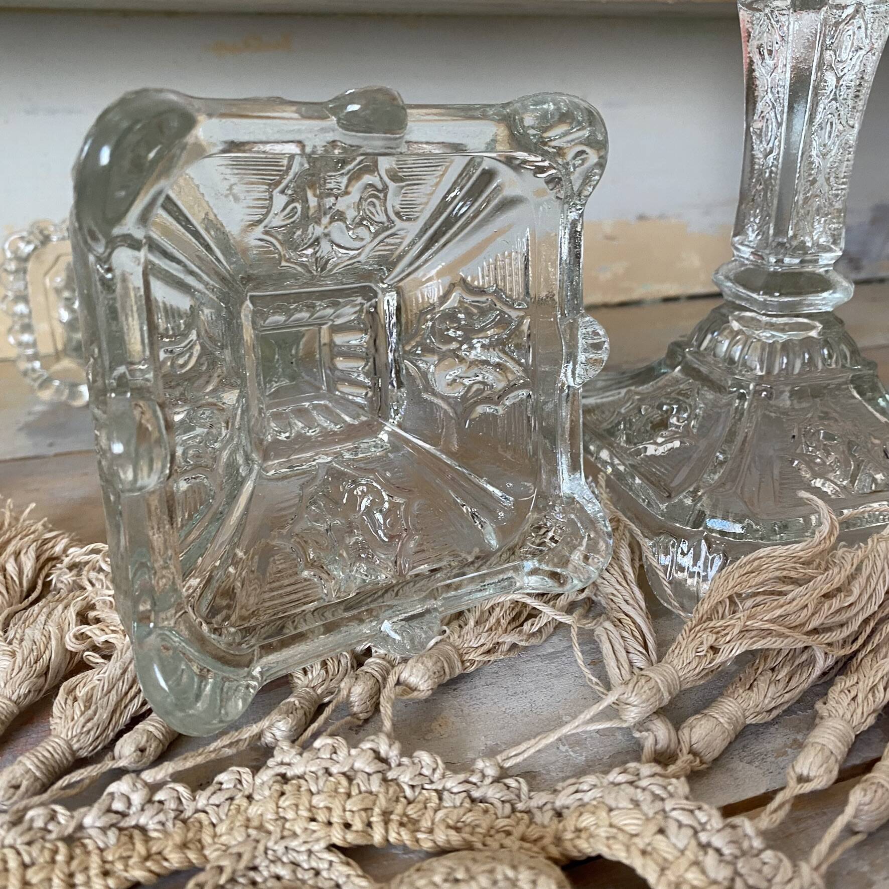 Paire de bougeoirs en verre moulé base carrée