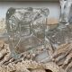 Paire de bougeoirs en verre moulé base carrée