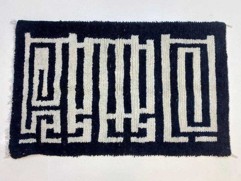 Ecru Berber rug with geometric patterns, 250cm x 150cm