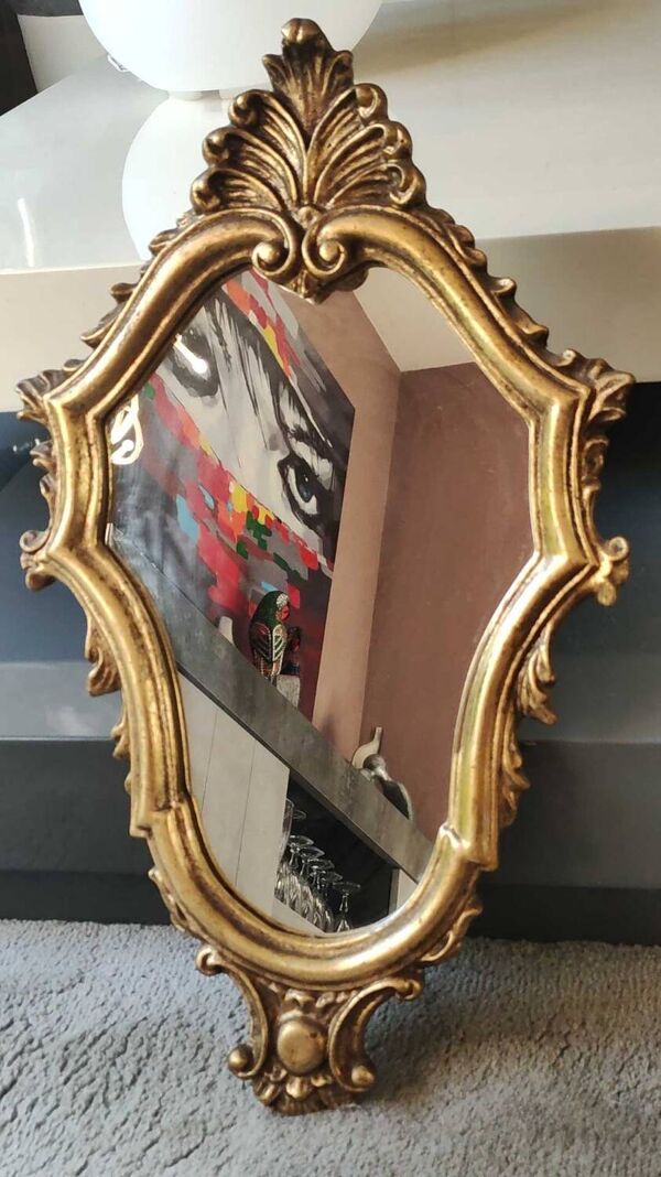 Miroir classique de style Baroque/Louis XV. En bois patiné vieil or. Décor motifs  Palmette/Volutes/Blason. Dim 46 x 27 cm