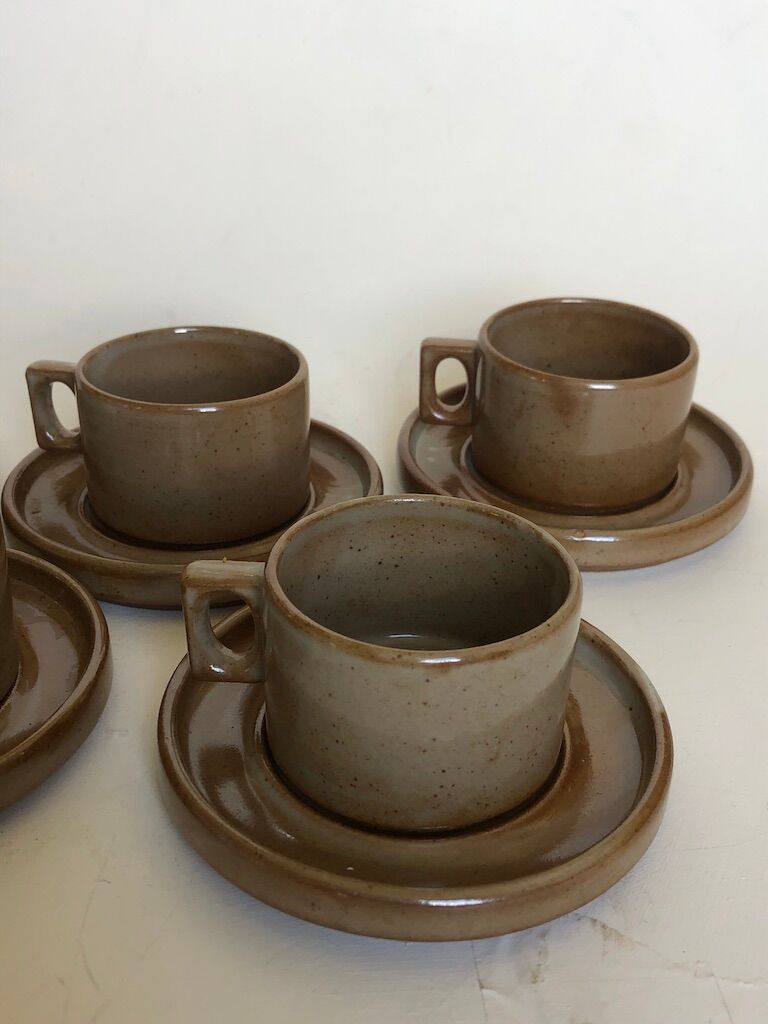 Set of 6 cups and saucers in res due