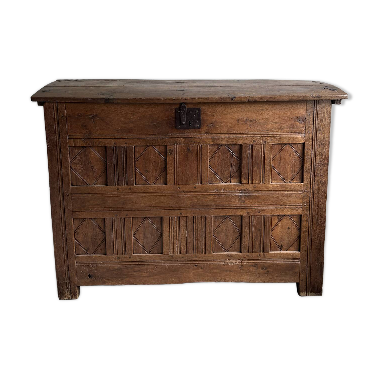 Antique oak chest from the 17th to 18th century.