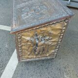 Coffre à bois en cuivre repoussé ancien