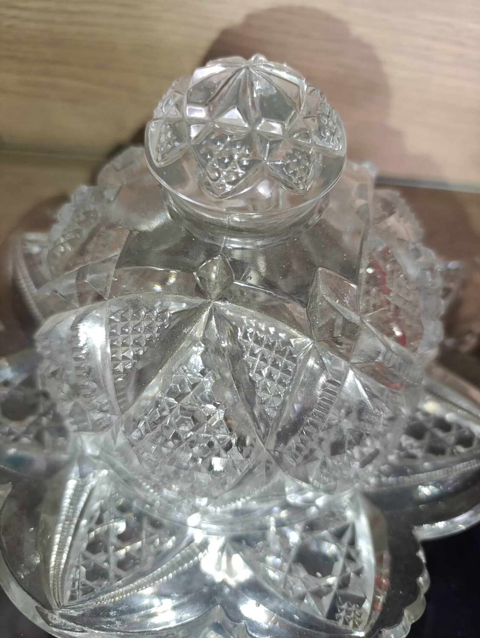Beurrier ancien en verre taillé