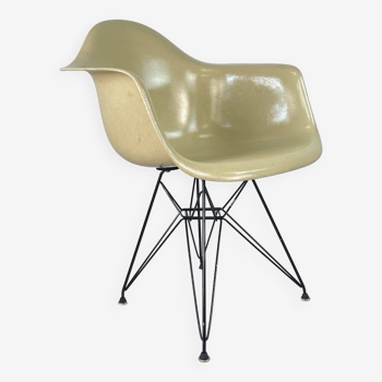 Eames Herman Miller 2nd generation DAR fibreglass chair in  parchment / white