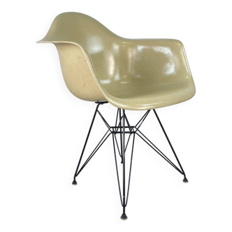 Chaise Eames Herman Miller en fibre de verre DAR 2ème génération en parchemin / blanc