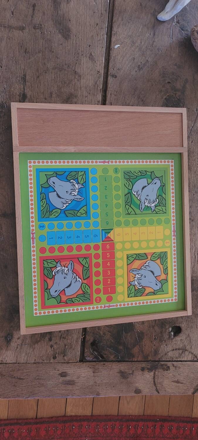 Game of the eye and little wooden horses