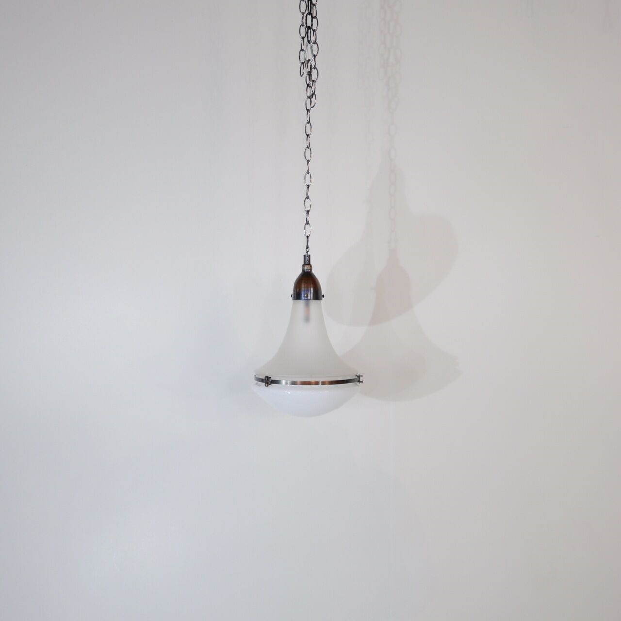 Suspension Peter Behrens luzette