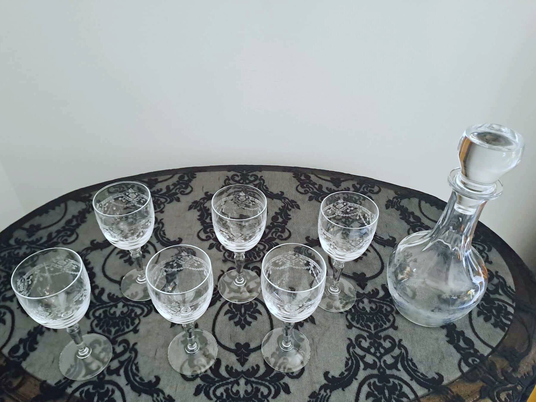 Set of 6 crystal glasses and a carafe