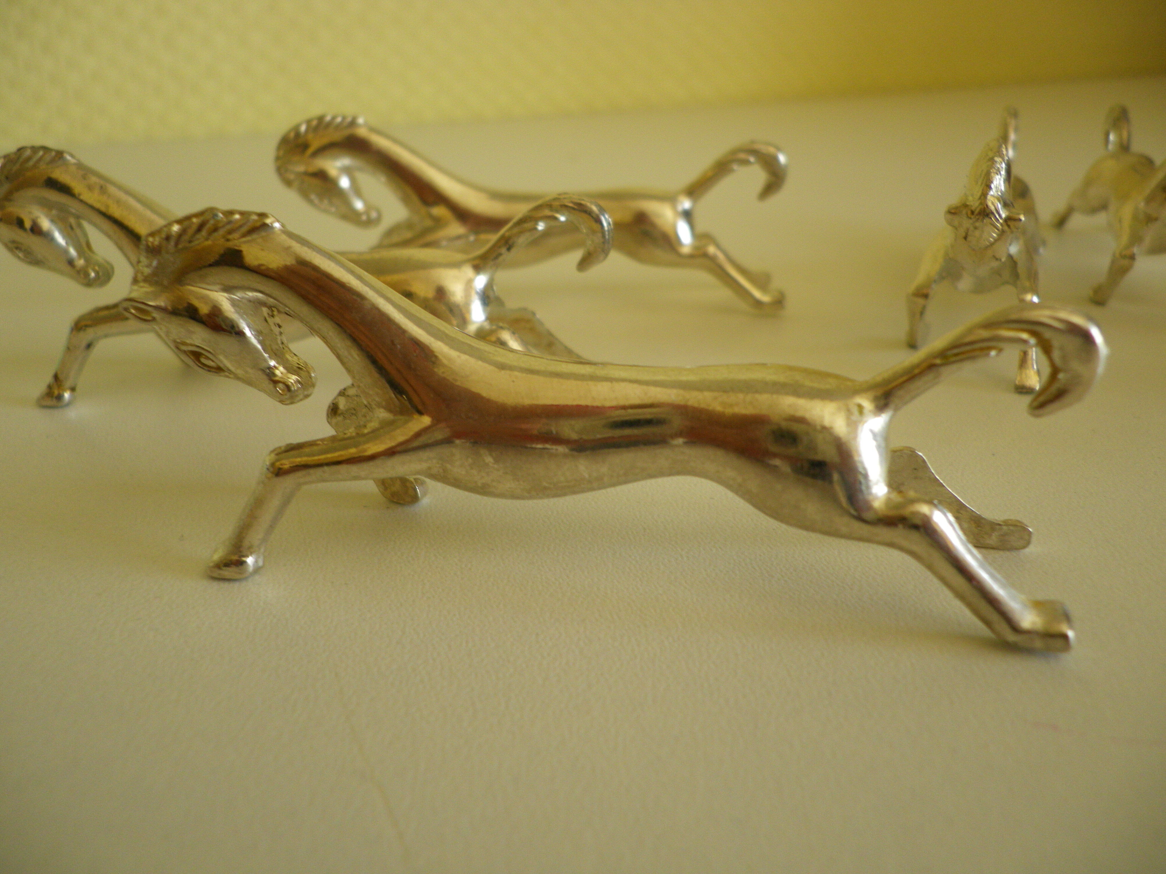 Silver metal knives in their origin box