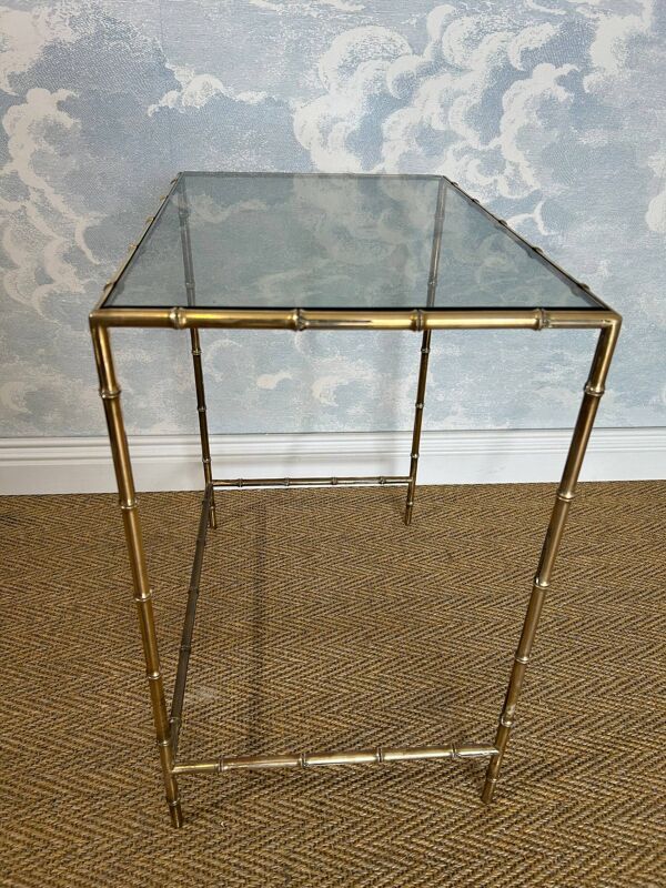 Table d'appoint en faux bambou avec verre fumé sur cadre en laiton, dans le style de Maison Jansen, France, années 1970, Hollywood Regency