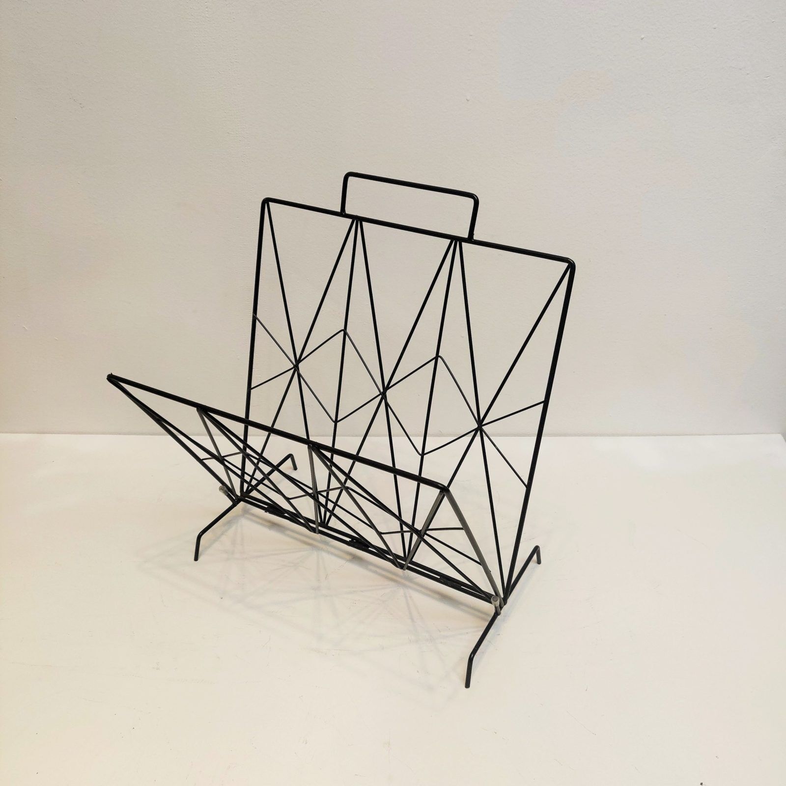 Foldable wire magazine holder