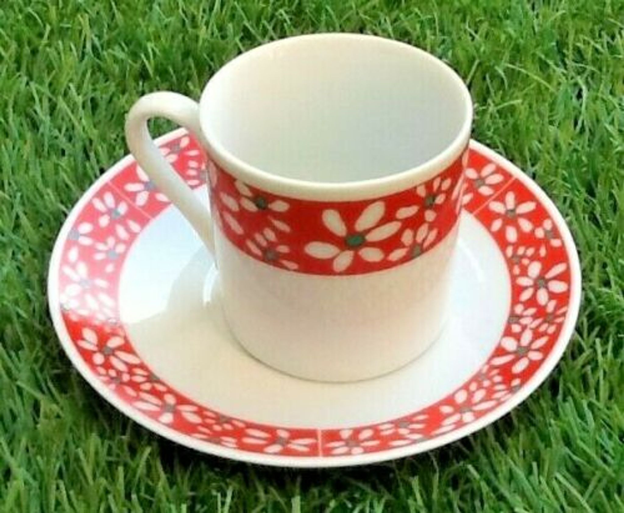 Suite of 6 coffee cups and milk pot, porcelain fine white with floral curly