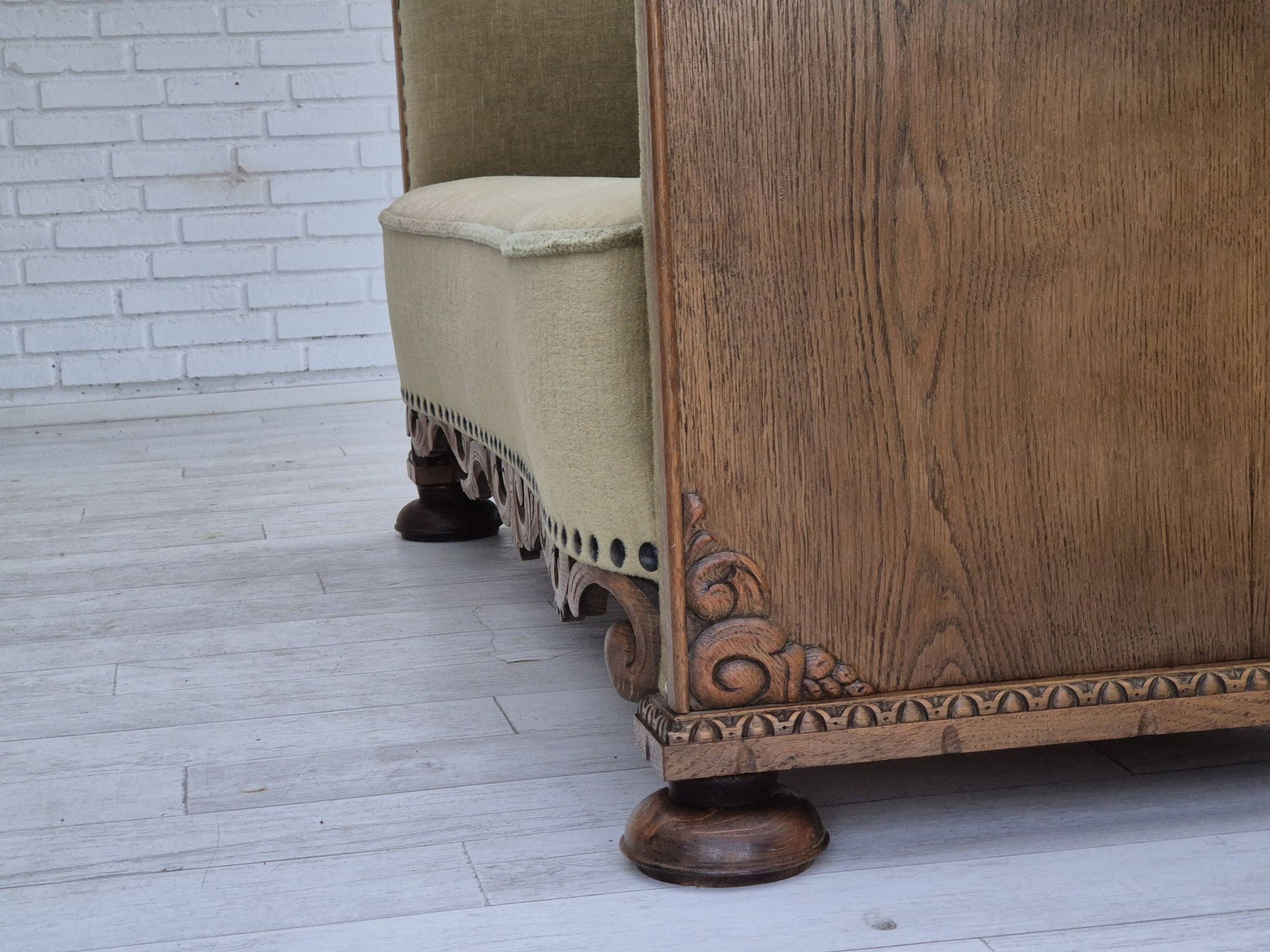 Canapé courbé danois des années 1950, mobilier en velours, bois de chêne.