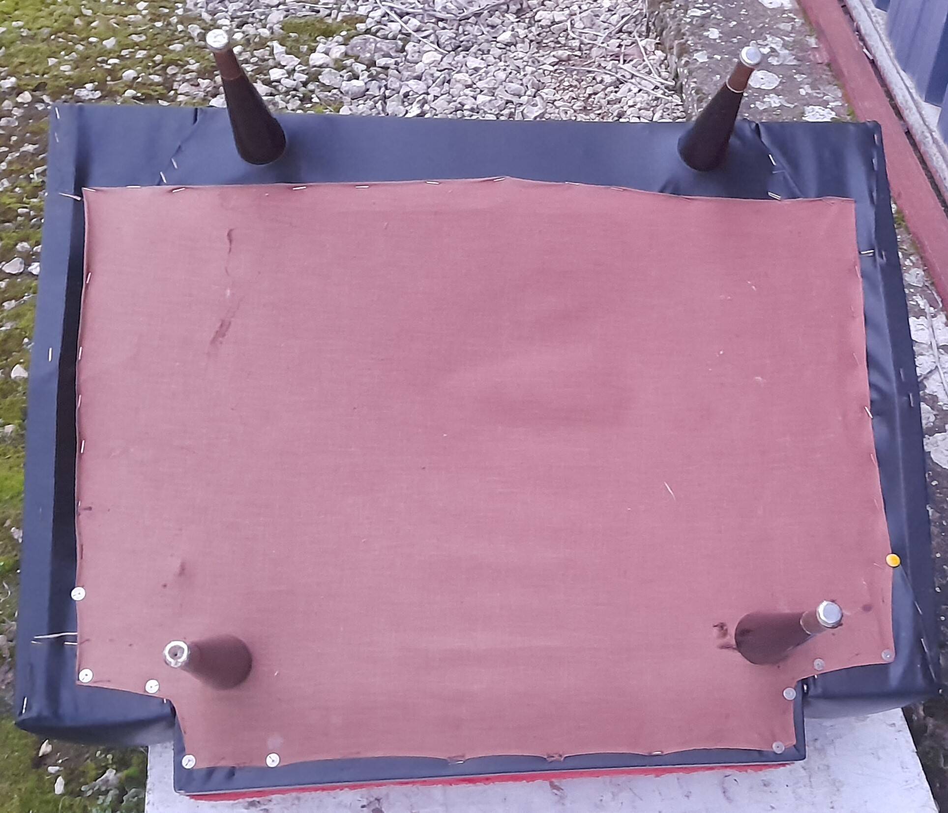 Fauteuil skaï noir et fourrure rouge