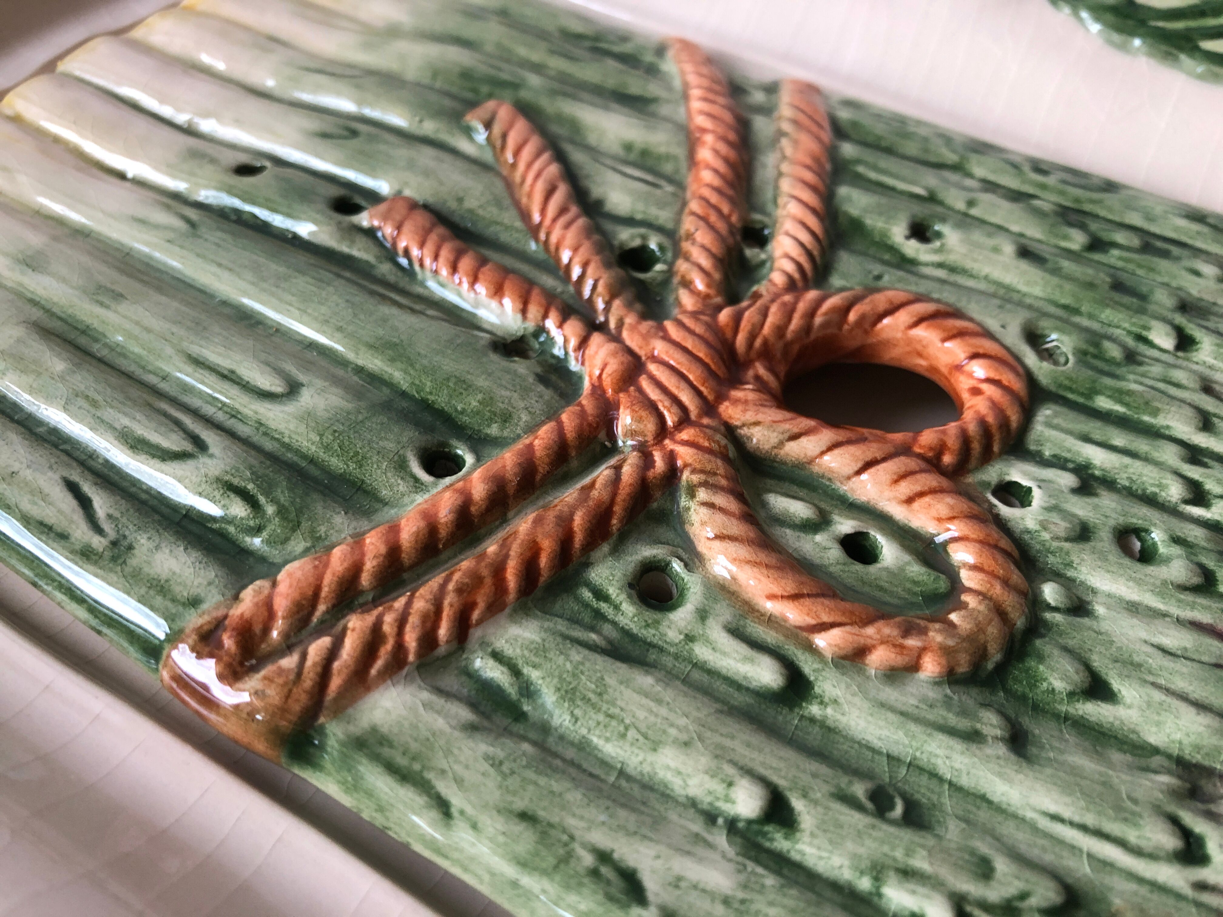 Asparagus dish with integrated drainer