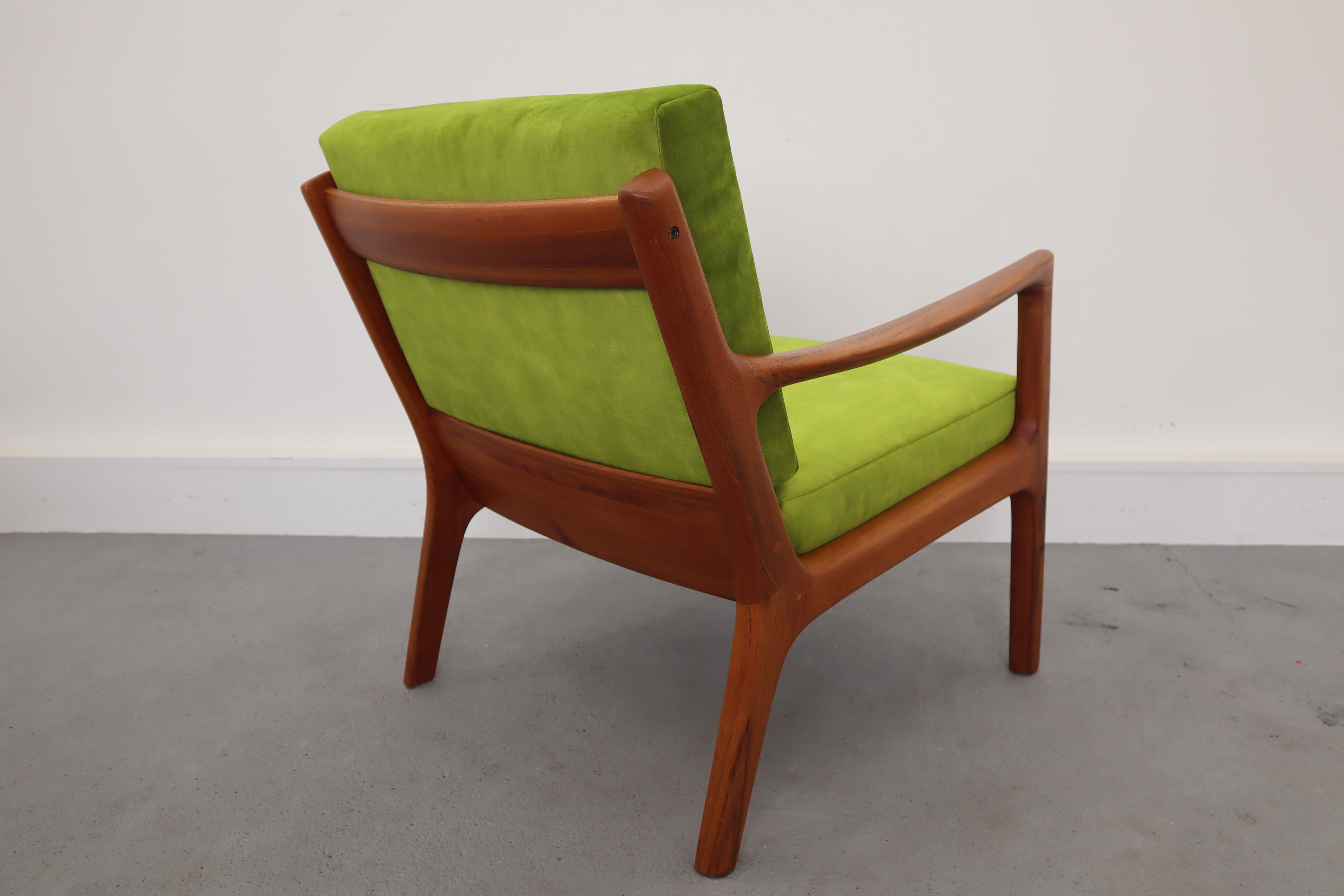 low profile lounge chair
