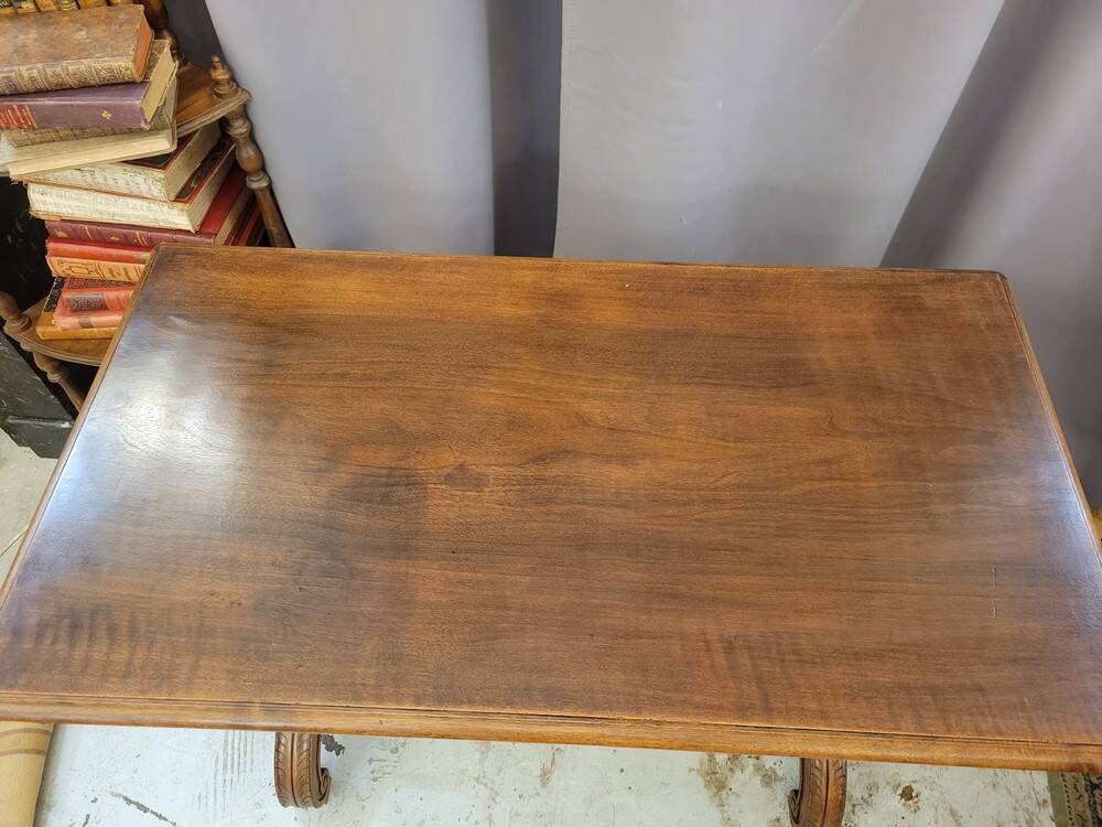 Serving table with mechanism