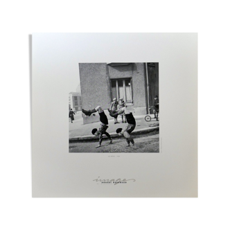 Photo reproduction of Robert Doisneau "the brothers 1934"