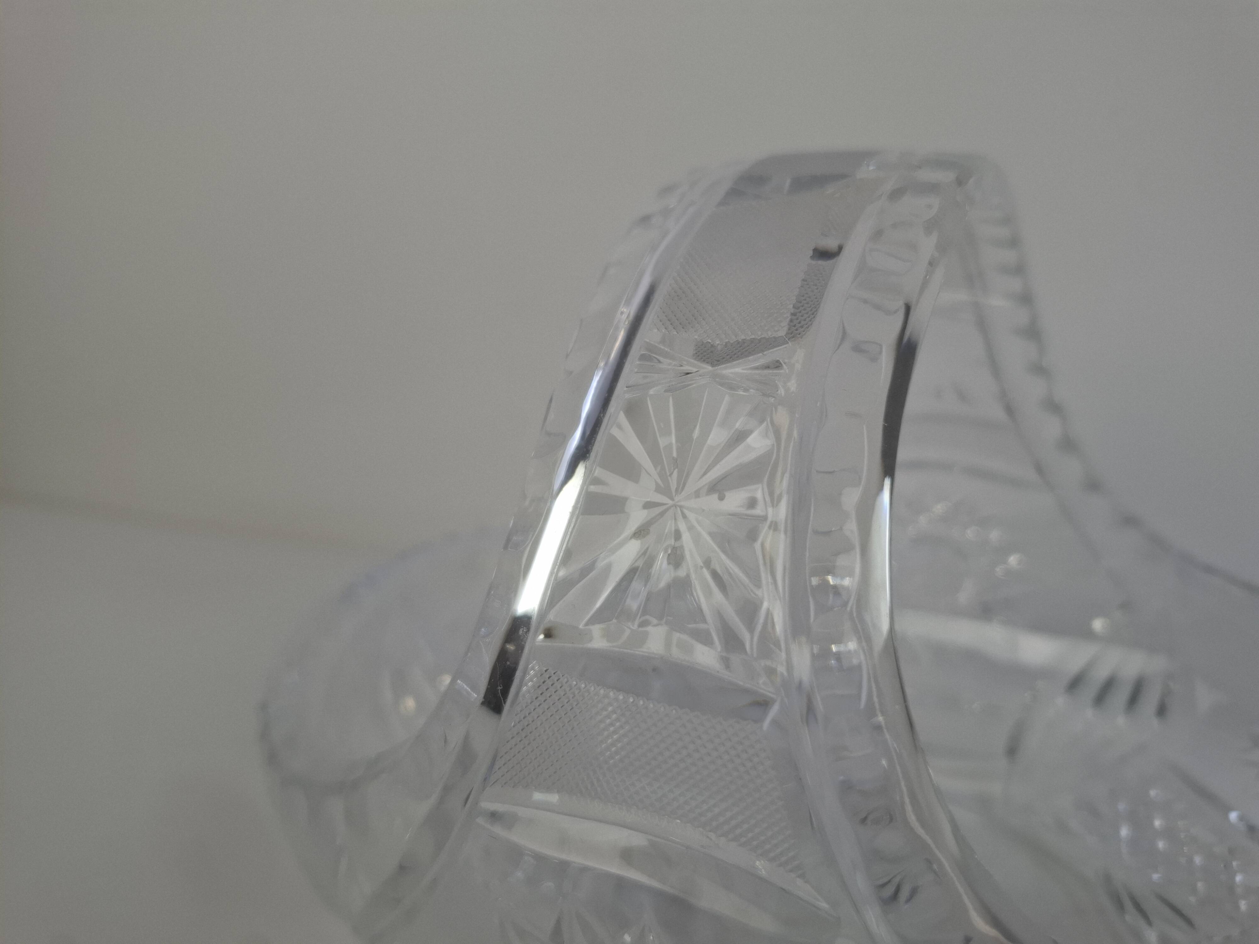 Panier en cristal taillé tchécoslovaque du milieu du XXe siècle