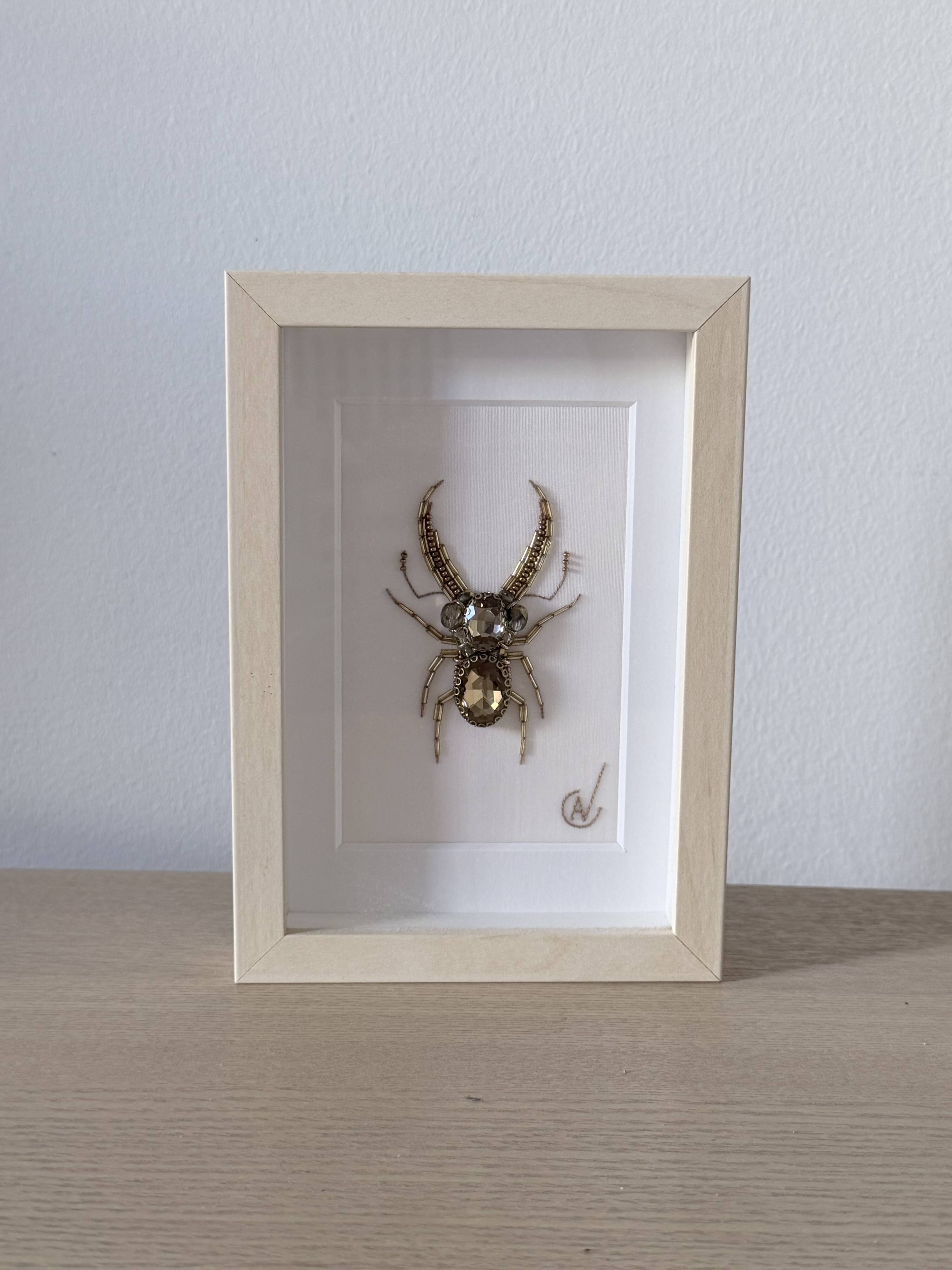 Tableau insecte brodé à la main (pièce unique)